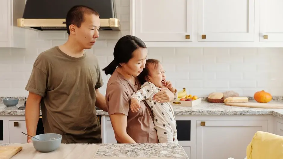 Ibu menenangkan anak yang menangis